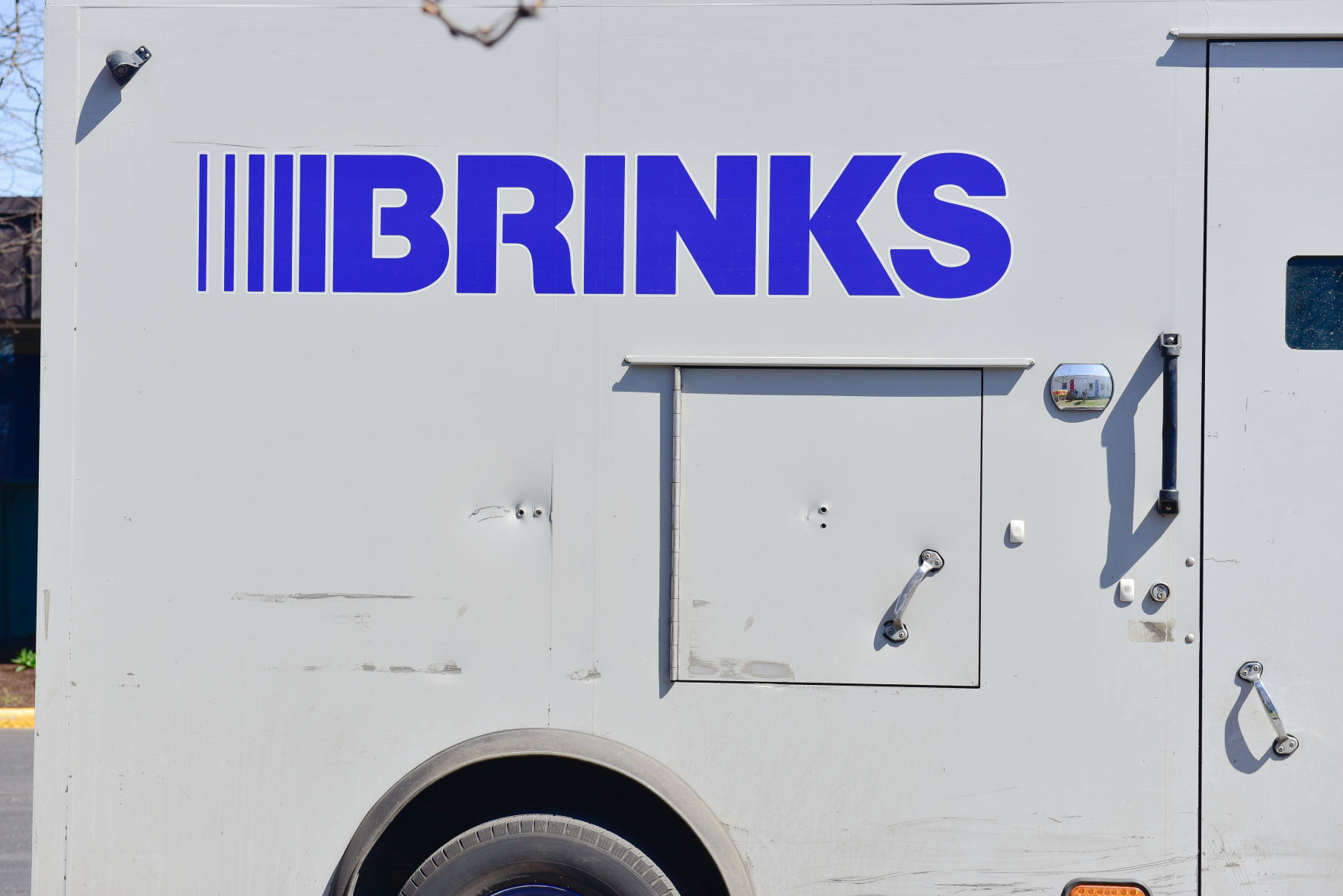 Brinks Truck Robbed at Gun Point at Chase Bank
